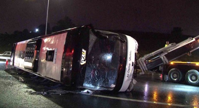 Kuzey Marmara Otoyolunda yolcu otobüsü devrildi