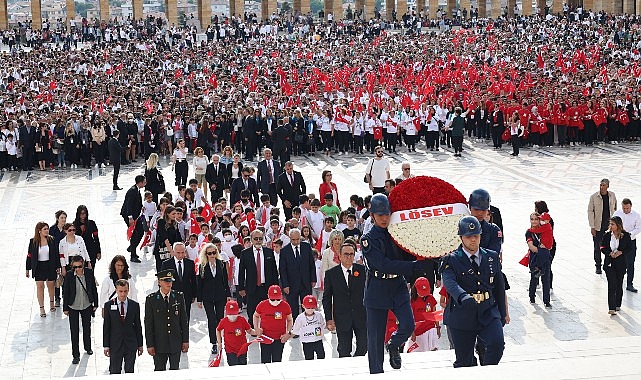 LÖSEV, her yıl  olduğu gibi bu yıl da on binlerle birlikte Atamızın huzurunda, ANITKABİR'de.