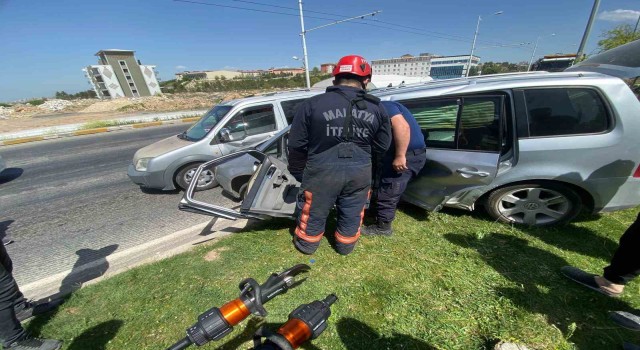 Malatyada kavşakta üç araç çarpıştı: 4 yaralı