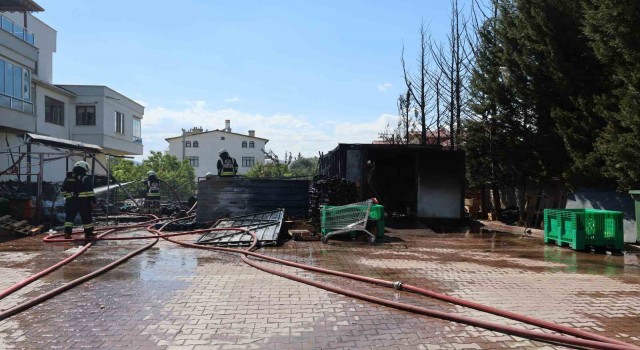 Market deposunda yangın çıktı: 2 kişi dumandan etkilendi