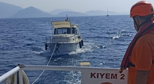 Marmaris açıklarında sürüklenen tekne kurtarıldı