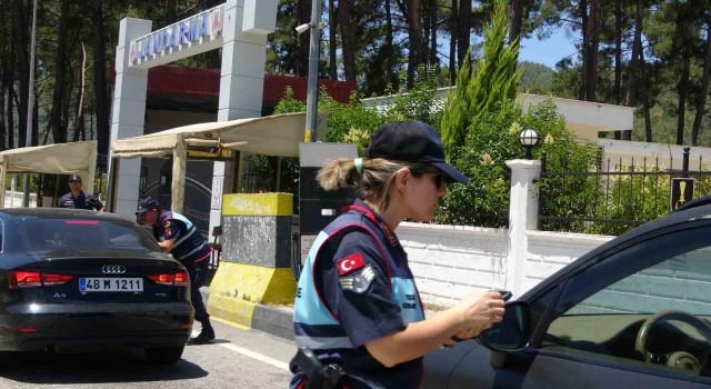 Marmaris ve Datçaya 24 saatte 50 bin araç girdi