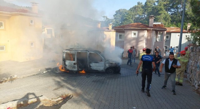 Marmariste bir şahıs kendi araçlarını ve evini ateşe verdi