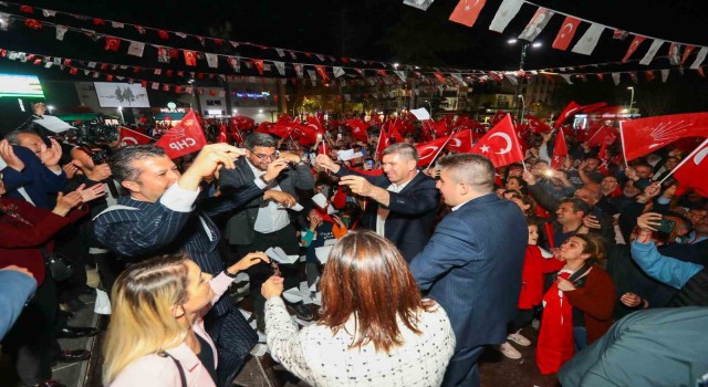 Merkezde güven tazeleyen Ercengiz, Cumhuriyet Meydanında kutlama yaptı