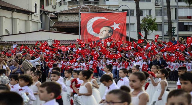 Mersinde 1923 öğrenci 23 Nisan konseri verdi