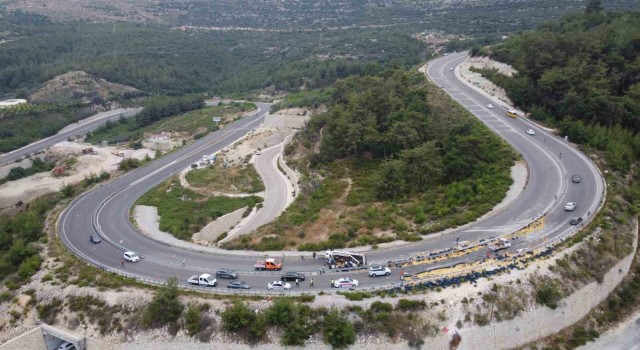 Mersinde limon yüklü kamyon devrildi: 6 yaralı