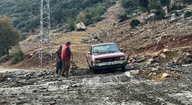 Mersinde şiddetli yağış hayatı olumsuz etkiledi