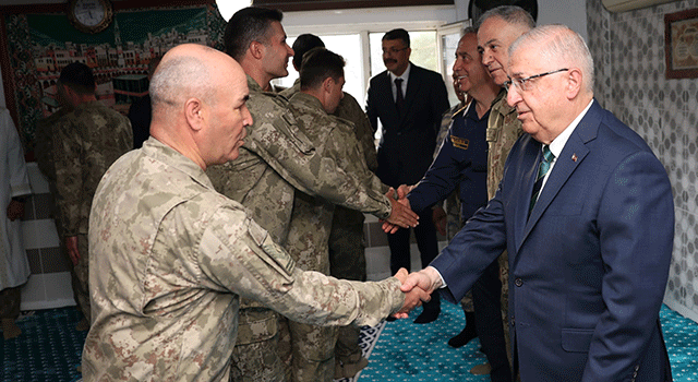 Millî Savunma Bakanı Güler, Mehmetçiklerle Bayramlaştı