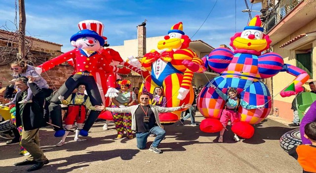 Mostra Karnavalı İzmirden Sakıza uzanan dostluk eli ile renklendi