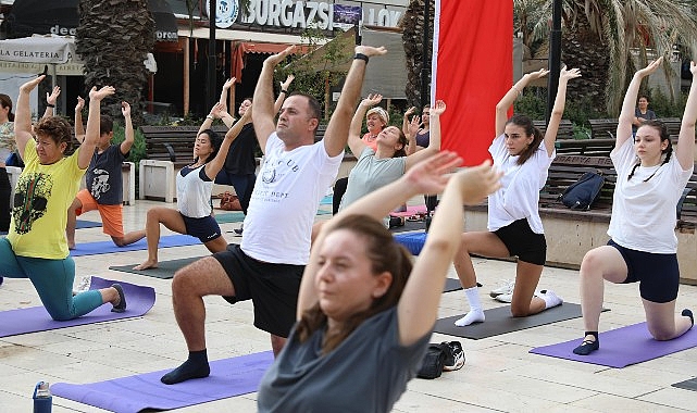 Mudanya Belediyesi ve Eflatun Yoga Yaşam Okulu'nun işbirliği ile Güzelyalı Atatürk Parkı'nda düzenlenen yoga etkinliği, pazar sabahına huzur dolu bir başlangıç getirdi.