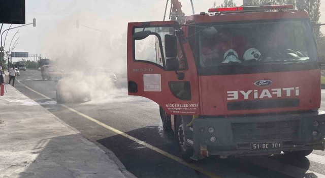 Niğdede seyir halindeki otomobilde yangın çıktı