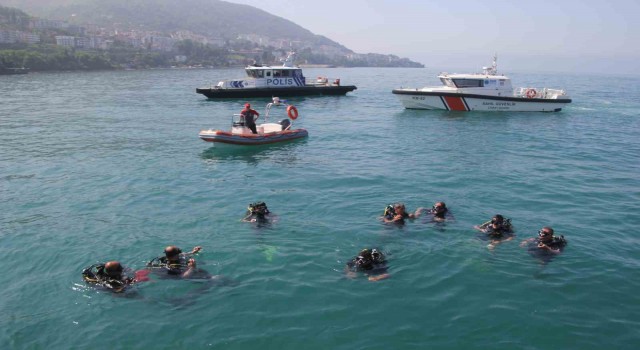 Orduda dalgıçlar denizde dip temizliği yaptı