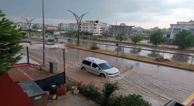 Osmaniye'nin Kadirli İlçesinde sağanak ve fırtınada sokaklar göle döndü