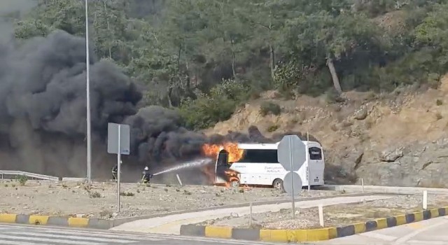 Otel çalışanlarını taşıyan servis midibüsü seyir halinde alev aldı