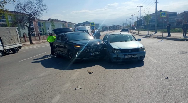 Otomobil ile cip çarpıştı: 3ü çocuk 5 kişi yaralandı