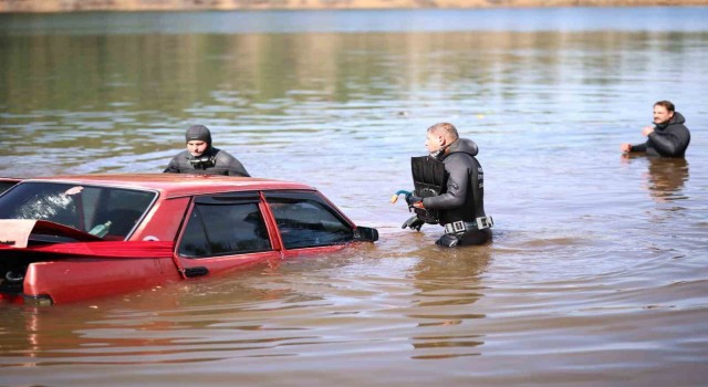 Otomobilin el frenini unutan gençlerin aracı Eşen Gölüne düştü