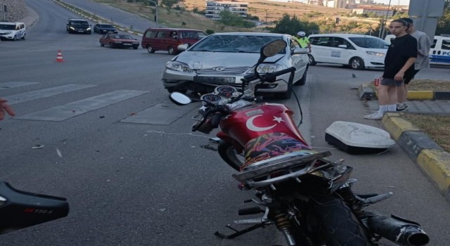 Otomobille çarpışan motosikletteki 2 kişi yaralandı