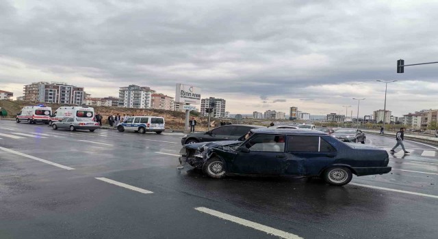 Otomobiller çarpıştı: 3 yaralı