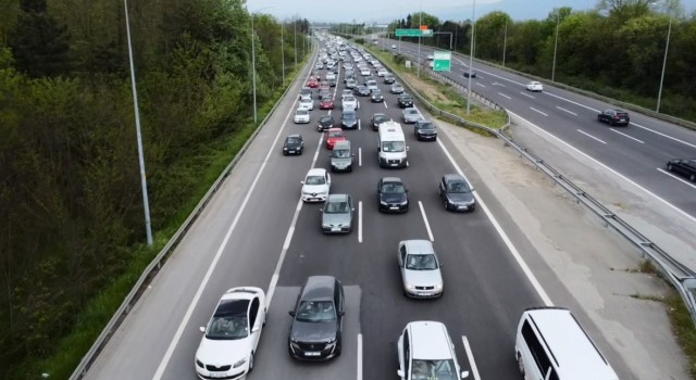 Otoyolda dönüş yoğunluğu trafiği durdurdu