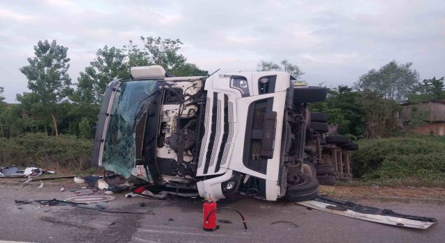 Otoyolda LPG yüklü tanker ile tır çarpıştı: 1 yaralı