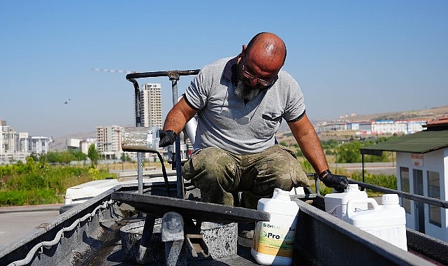 Parklar Doğa Dostu Gübreyle Yeşilleniyor