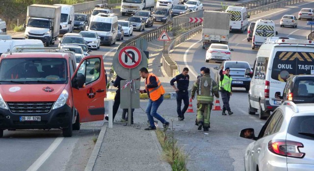 Pendikte hafriyat kamyonu ile otomobil çarpıştı: 2 yaralı