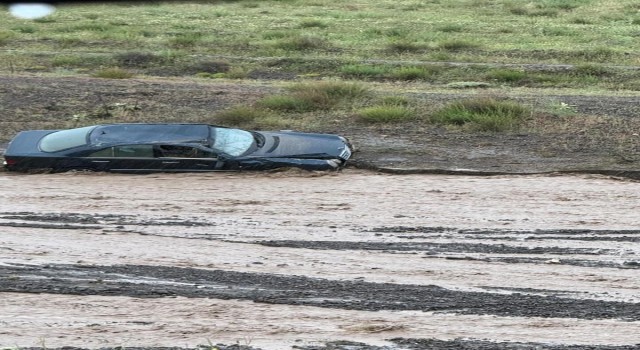 Polatlıda sele kapılan bir otomobil tarlaya sürüklendi