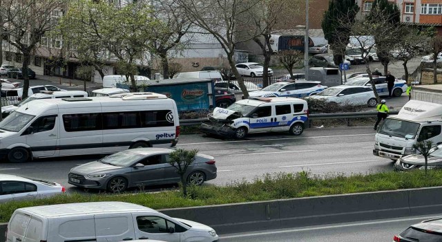 Polis aracı ile servis minibüsü çarpıştı: 4 yaralı