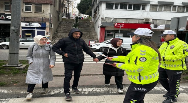 Polislerden trafik kuralları bilgilendirme faaliyeti