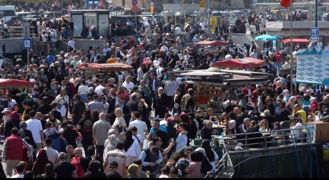 Ramazan Bayramının son gününde de Eminönünde yoğunluk