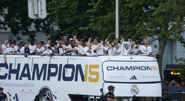 Real Madrid, Şampiyonlar Ligi kupasıyla şehir turu attı