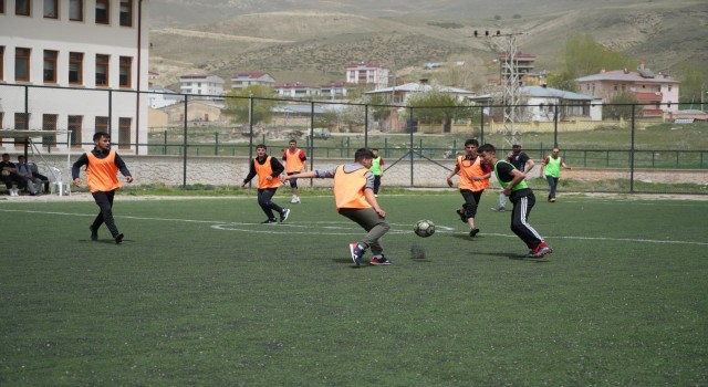 Renkli görüntülere sahne olan Bahar Turnuvası ile lise öğrencileri eğlendiler