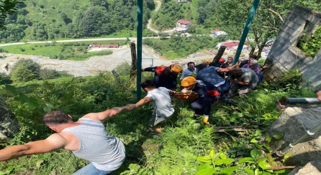 Rizede çay toplarken elektrik akımına kapılan genç verdiği yaşam savaşını kaybetti