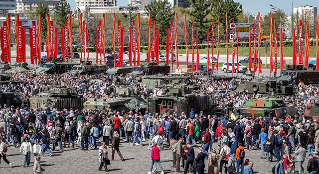 Rusya, Ukrayna ordusundan ele geçirdiği Batı teçhizatını sergiliyor