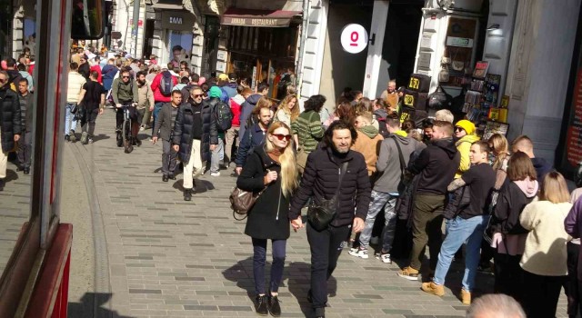 Rusya vatandaşları oy vermek için konsolosluk önünde uzun kuyruklar oluşturdu