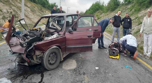 Sakaryada otomobil ile hafif ticari araç kafa kafaya çarpıştı: 3 yaralı