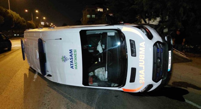 Samsunda otomobil ile ambulans çarpıştı: 3 yaralı