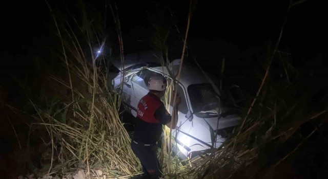 Şanlıurfada otomobil tahliye kanalına devrildi: 2 yaralı