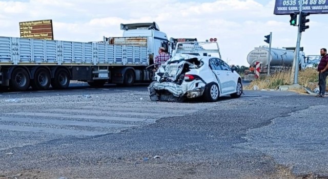 Şanlıurfada tır ile otomobil çarpıştı: 5 yaralı