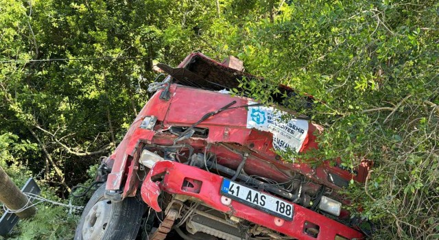 Sarıyerde bariyerleri aşan vinç şarampole uçtu: 2 yaralı