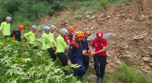 Şelale kanyonunda mahsur kalan anne kız kurtarıldı