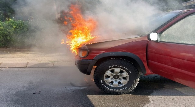 Seyir halindeki otomobilin motor kısmı alev topuna döndü