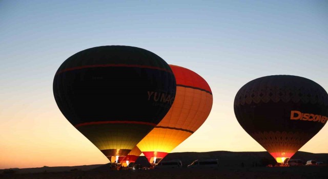 Sıcak hava balonları 15 Temmuzda Türk bayrağı ve pankartlarla havalandı