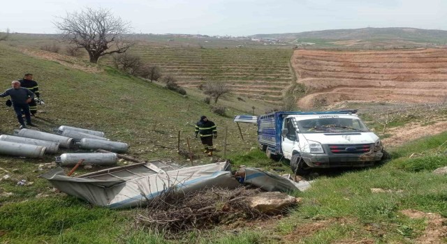 Siirtte tüp kamyoneti devrildi, facianın eşiğinden dönüldü: 2 yaralı