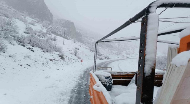 Şırnakta kar nedeniyle kapanan yolları açma çalışmaları başladı