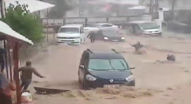 Şırnakta sel sularına kapılan kadın ve çocuğu vatandaşlar kurtardı