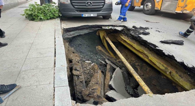 Şişlide yol çöktü: 2 araç oluşan çukura düştü