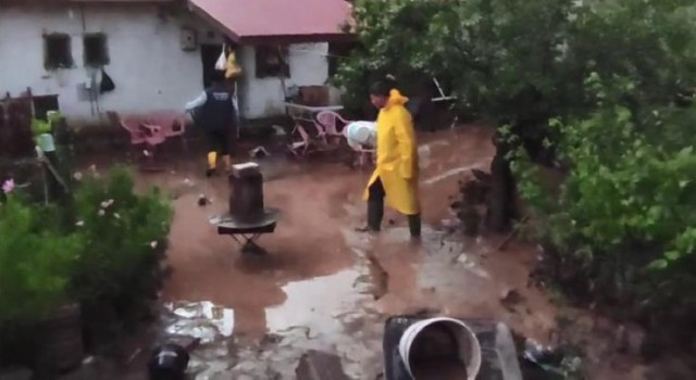 Sivasta sağanak sonrası cadde ve sokaklar göle döndü