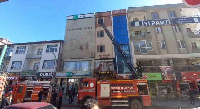 Sorgunda iş merkezinde çıkan yangın söndürüldü