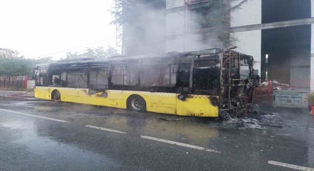 Sultanbeylide seyir halindeki İETT otobüsünü alev alev yandı